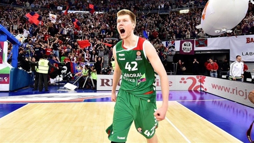 davis bertans celebrates laboral kutxa vitoria gasteiz eb15 1